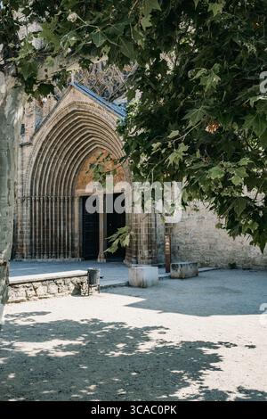 L'imposante entrée principale du monastère de Sant Cugat. Monastère bénédictin situé à Sant Cugat del Vallès. Catalogne. Espagne. Banque D'Images