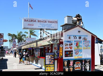 NEWPORT BEACH, CALIFORNIE - 01 août 2025 : Balboa Beach Treats concession Stand dans la Fun zone de la péninsule de Balboa. Banque D'Images