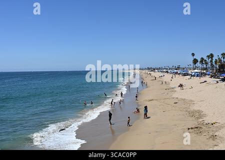 NEWPORT BEACH, CALIFORNIE - 01 août 2025 : les baigneurs et les nageurs vus de la jetée de Balboa par une belle journée d'été. Banque D'Images