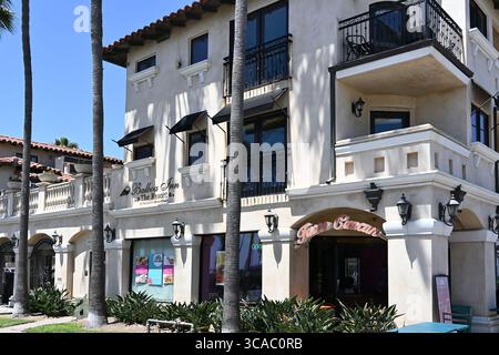NEWPORT BEACH, CALIFORNIE - 01 août 2025 : Balboa Inn and Resort sur main Street et la promenade sur la péninsule de Balboa à quelques pas de l'océan. Banque D'Images