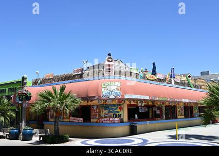 NEWPORT BEACH, CALIFORNIE - 01 août 2025 : Cabo Cantina sur la rue principale à la promenade et Balboa Pier, à quelques pas de l'océan. Banque D'Images
