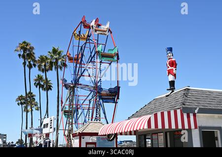 NEWPORT BEACH, CALIFORNIE - 01 août 2025 : Grande roue dans la zone d'amusement sur la péninsule de Balboa. Banque D'Images