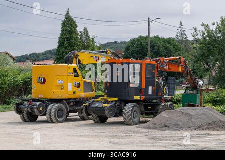 Belleville, France - vue sur deux pelles sur roues rail-route sur un chantier de construction pour la rénovation d'une ligne de chemin de fer. Banque D'Images