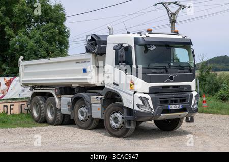 Belleville, France - vue sur un camion à benne blanche Volvo FMX 460 garé dans une rue pour des travaux de terrassement sur un chantier de construction. Banque D'Images