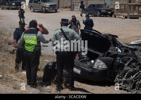 La Garde nationale enquête sur une voiture détruite à Ciudad Juarez, un point focal pour la violence urbaine. Banque D'Images