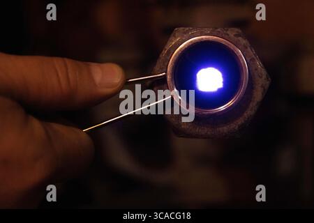 5 juin 2023, Zaporizhzhia, oblast de Zaporizhzhia, Ukraine : un filtre est utilisé pour examiner le minerai de fer fondu à l'intérieur du four à l'usine métallurgique de Zaporizhstal à Zaporizhzhia, Ukraine le 5 juin 2023. Zaporizhstal est le quatrième producteur d'acier en Ukraine. La société, qui est à 75 pour cent de la production d'avant-guerre, a perdu environ 1 000 travailleurs, soit environ 10 pour cent de son personnel qui ont démissionné pour rejoindre l'armée après l'invasion des troupes russes l'année dernière, a déclaré le directeur général de l'usine Roman Slobodyanuk. (Crédit image : © Daniel Carde/ZUMA Press Wire) Banque D'Images