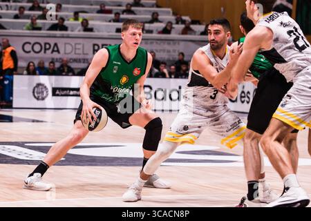 18 février 2023, Badalona, Barcelone, Espagne : Henry Ellenson du Club Joventut Badalona en action lors de la demi-finale ACB Copa del Rey Badalona 23 entre le Club Joventut Badalona et Lenovo Tenerife au Palau Olimpic de Badalona le 18 février 2023 à Badalona, Barcelone, Espagne. (Crédit image : © Javier Borrego/AFP7 via ZUMA Press Wire) Banque D'Images