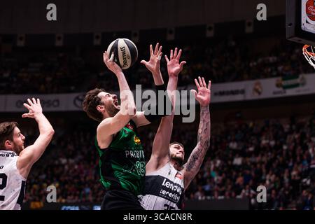 18 février 2023, Badalona, Barcelone, Espagne : Anter Tomic du Club Joventut Badalona en action lors de la demi-finale ACB Copa del Rey Badalona 23 entre le Club Joventut Badalona et Lenovo Tenerife au Palau Olimpic de Badalona le 18 février 2023 à Badalona, Barcelone, Espagne. (Crédit image : © Javier Borrego/AFP7 via ZUMA Press Wire) Banque D'Images