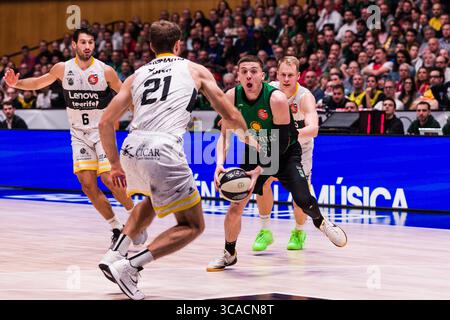 18 février 2023, Badalona, Barcelone, Espagne : Kyle Guy du Club Joventut Badalona en action lors de la demi-finale ACB Copa del Rey Badalona 23 entre le Club Joventut Badalona et Lenovo Tenerife au Palau Olimpic de Badalona le 18 février 2023 à Badalona, Barcelone, Espagne. (Crédit image : © Javier Borrego/AFP7 via ZUMA Press Wire) Banque D'Images