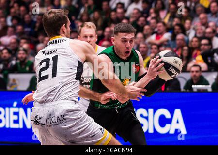 18 février 2023, Badalona, Barcelone, Espagne : Kyle Guy du Club Joventut Badalona en action lors de la demi-finale ACB Copa del Rey Badalona 23 entre le Club Joventut Badalona et Lenovo Tenerife au Palau Olimpic de Badalona le 18 février 2023 à Badalona, Barcelone, Espagne. (Crédit image : © Javier Borrego/AFP7 via ZUMA Press Wire) Banque D'Images