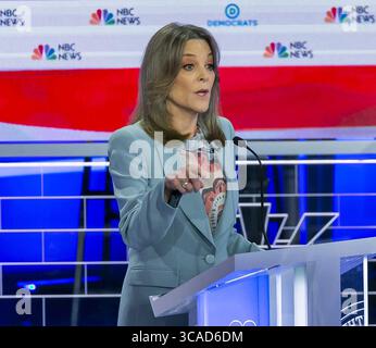 18 février 2023, Miami, FL, États-Unis : Marianne Williamson prend la parole lors de la deuxième nuit du premier débat présidentiel démocrate, le jeudi 27 juin 2019, au Arsht Center for the Performing Arts de Miami. Williamson a déclaré samedi 18 février 2023, sheÃ¢â‚¬â„¢explorant la possibilité de se présenter à la présidence en tant que démocrate en 2024. (Crédit image : © Al Diaz/Miami Herald via ZUMA Press Wire) Banque D'Images