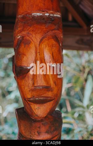 Gros plan de la sculpture traditionnelle tiki en bois sur l'île de Moorea, Tahiti. Banque D'Images