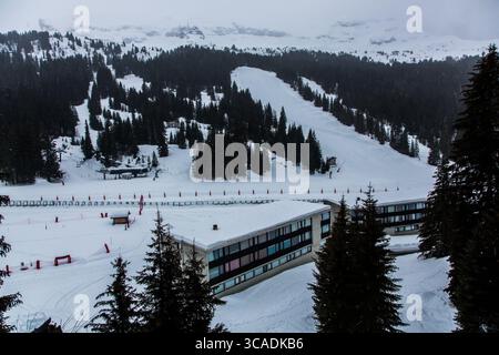 2 février 2021, Flaine, haute Savoie (département, France : le domaine skiable de Flaine..Flaine est une station de sports d'hiver française à 2500 m créée en 1968 dans le cadre du Plan neige 1964. La station accueille plus d’un million de vacanciers chaque saison hivernale mais depuis la pandémie de covid-19, elle est vidée de ces touristes et vacanciers d’hiver. (Crédit image : © Sadak Souici/ZUMA Press Wire) Banque D'Images