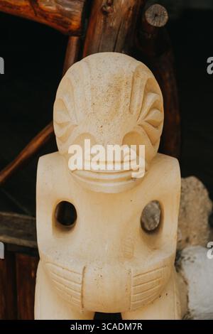 Gros plan de la statue traditionnelle de Tiki polynésien sur l'île de Tikehau, Tahiti. Banque D'Images