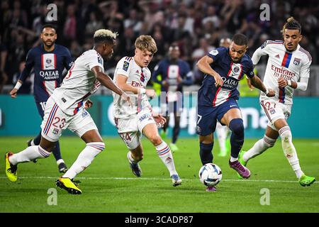 18 septembre 2022, Decines-Charpieu, France, France : Thiago MENDES de Lyon, Johann LEPENANT de Lyon, Kylian MBAPPE du PSG et Malo GUSTO de Lyon lors du match de Ligue 1 entre le Paris Saint-Germain (PSG) et l'Olympique Lyonnais (OL) au stade Groupama le 18 septembre 2022 à Decines-Charpieu près de Lyon, France. (Crédit image : © Matthieu Mirville/ZUMA Press Wire) Banque D'Images