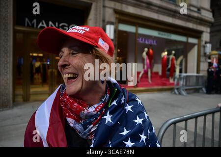 3 avril 2023, New York, New York, États-Unis : une partisane de Trump montre sa loyauté à l'ancienne présidente Trumop près de la Trump Tower lundi à New York. L’ancien président Donald Trump devrait être traduit en justice mardi au palais de justice de Manhattan. (Crédit image : © Miguel Juarez Lugo/ZUMA Press Wire) Banque D'Images
