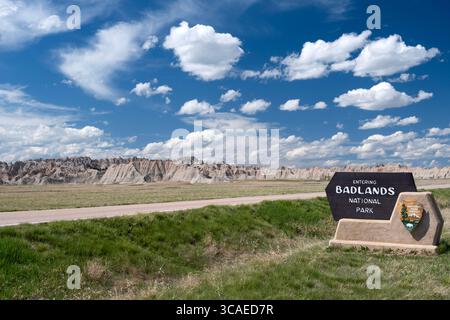 Vue du panneau d'entrée du parc national des Badlands dans le Dakota du Sud sous un ciel bleu spectaculaire avec des nuages Banque D'Images