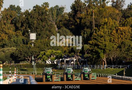 6 avril 2023, Arcadia, CA, États-Unis : les tracteurs préparent la piste pour les entraînements au Santa Anita Park à Arcadia, Californie, le 6 avril 2023. Alex Evers/Eclipse Sportswire/CSM (crédit image : © Alex Evers/CSM via ZUMA Press Wire) Banque D'Images