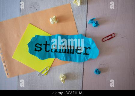 Vue de dessus blocs avec le mot STAMMER sur le fond blanc avec des pilules Banque D'Images