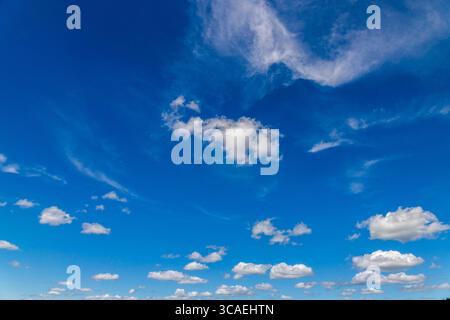 Ciel bleu vif, espace vide décoré de petits nuages blancs, le ciel est vivant. Banque D'Images