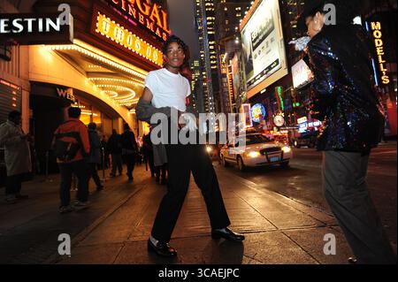 3 mai 2023 : Jordan Neely est photographié avant d'aller voir le film de Michael Jackson, ''This Is It'', devant les cinémas Regal à Times Square en 2009. (Crédit image : © Andrew Savulich/New York Daily News via ZUMA Press Wire) Banque D'Images