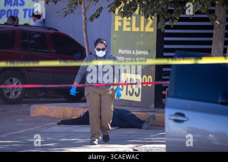 Un technicien médico-légal enquête sur un homicide à Ciudad Juarez, une ville en proie à la violence urbaine. Banque D'Images