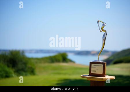 25 juin 2023, Pleneuf, France : Trophée de l'Open est présenté au 10ème trou lors de la 4ème manche du Golf Bleu Vert de Pleneuf Val Andre le 25 juin 2023 à Pleneuf, France. (Crédit image : © Glenn Gervot/ZUMA Press Wire) Banque D'Images