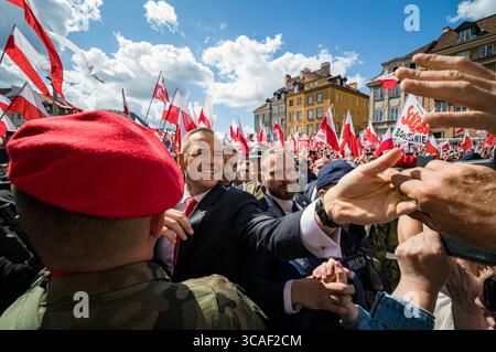 Le président Karol Nawrocki est accueilli par des partisans bien-aimés alors qu'il se rend au château royal pour sa cérémonie d'investiture. Le 6 août, des partisans des partis politiques de droite se sont réunis au Parlement polonais puis au château royal pour assister à l'investiture du président national-conservateur Karol Nawrocki qui succède à Andrzej Duda. Au Parlement, les gens réunis ont écouté le nouveau président parler de la chambre, puis ont marché vers la place du château où ils ont regardé une Sainte messe diffusée en direct depuis la cathédrale Arch voisine. (Photo de Neil Milton/S. Banque D'Images