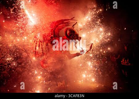 21 août 2023, Barcelone, Espagne : une bête infernale fait exploser de la pyrotechnie dans les rues lors de la célébration du Festival du quartier de Gracia (Festes de Gracia) à Barcelone. Correfocs, une vieille tradition catalane où les gens habillés en diables font exploser des pétards et des fusées éclairantes, participent chaque année au mois d'août aux célébrations du festival d'été du quartier Gracia à Barcelone. (Crédit image : © Jordi Boixareu/ZUMA Press Wire) Banque D'Images