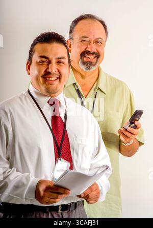 17 mars 2005 : les employés de bureau hispaniques et caucasiens partagent un rire à Los Angeles..COMMUNIQUÉ DU MODÈLE (crédit image : © Spencer Grant/ZUMA Press Wire) Banque D'Images