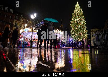 24 novembre 2023 : les acheteurs remplissent les rues de Strasbourg, France lors des marchés de Noël annuels dans la ville de l'est de la France. Les marchés sont l'un des plus anciens d'Europe, opérant depuis plus de 400 ans. Les estimations sont plus de deux millions de personnes visiteront la ville duirng la saison 2023 Yule. (Crédit image : © Robin Jerstad/ZUMA Press Wire) Banque D'Images