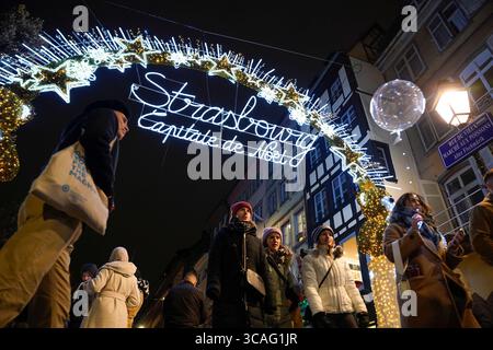 25 novembre 2023 : les acheteurs remplissent les rues de Strasbourg, France lors des marchés de Noël annuels dans la ville de l'est de la France. Les marchés sont l'un des plus anciens d'Europe, opérant depuis plus de 400 ans. Les estimations sont plus de deux millions de personnes visiteront la ville duirng la saison 2023 Yule. (Crédit image : © Robin Jerstad/ZUMA Press Wire) Banque D'Images