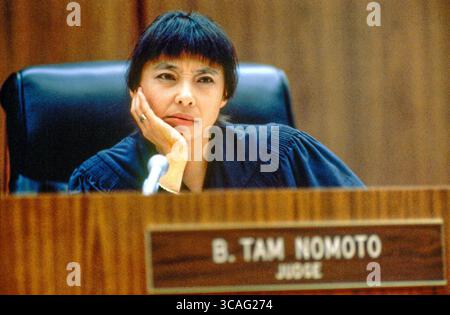 3 mai 2006 : une femme japonaise américaine juge de la cour municipale écoute les arguments dans sa salle d'audience à Santa Ana, CA. (Crédit image : © Spencer Grant/ZUMA Press Wire) Banque D'Images