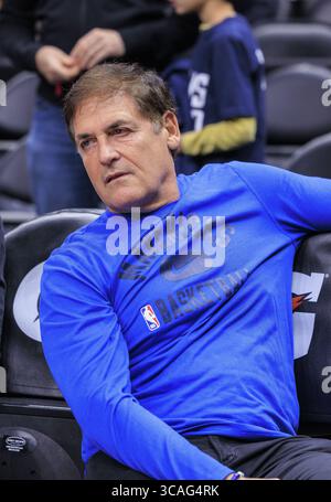 22 novembre 2023, Los Angeles, Californie, États-Unis : Mark, propriétaire cubain des Dallas Mavericks, est en train de vendre une participation majoritaire dans les Dallas Mavericks à Miriam Adelson. PHOTO DU DOSSIER : Mark Cuban, propriétaire des Dallas Mavericks, assiste au match NBA contre les Clippers de Los Angeles le samedi 25 novembre 2023 au Crypto.com Arena de Los Angeles, Californie. Les Clippers battent Mavericks, 107-88. JAVIER ROJAS/PI (crédit image : © PI via ZUMA Press Wire) Banque D'Images