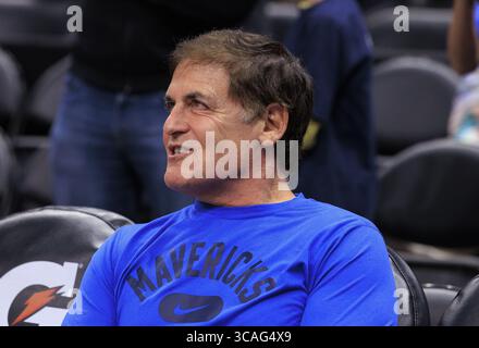 25 novembre 2023, Los Angeles, Californie, États-Unis : Mark, propriétaire cubain des Dallas Mavericks, est en train de vendre une participation majoritaire dans les Dallas Mavericks à Miriam Adelson. PHOTO DU DOSSIER : Mark Cuban, propriétaire des Dallas Mavericks, assiste au match NBA contre les Clippers de Los Angeles le samedi 25 novembre 2023 au Crypto.com Arena de Los Angeles, Californie. Les Clippers battent Mavericks, 107-88. JAVIER ROJAS/PI (crédit image : © PI via ZUMA Press Wire) Banque D'Images