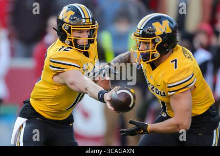 24 novembre 2023 : Missouri QB Brady Cook #12 atteint pour coller la balle dans le ventre de la course en arrière Cody Schrader #7. Le Missouri bat l'Arkansas 48-14 à Fayetteville, AR. Richey Miller/CSM (crédit image : Banque D'Images