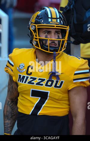24 novembre 2023 : Missouri Running back Cody Schrader #7 regarde dans les gradins alors qu'il sort du tunnel pour prendre le terrain. Le Missouri bat l'Arkansas 48-14 à Fayetteville, AR. Richey Miller/CSM (crédit image : Banque D'Images