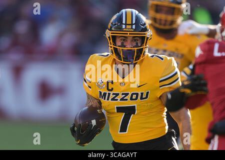 24 novembre 2023 : Cody Schrader #7 Missouri Running Back cherche une ouverture à traverser. Le Missouri bat l'Arkansas 48-14 à Fayetteville, AR. Richey Miller/CSM (crédit image : Banque D'Images