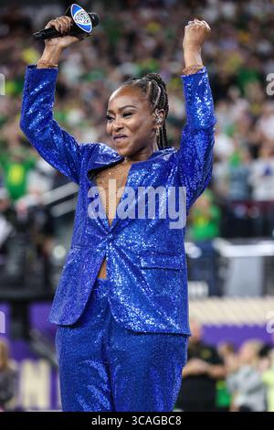 1er décembre 2023 : Selloane Nkhela réagit après avoir chanté l'hymne national avant le début du match du championnat de football PAC-12 avec les Ducks de l'Oregon et les Huskies de Washington au stade Allegiant de Las Vegas, Nevada. Christopher Trim/CSM. (Crédit image : © Christopher Trim/CSM via ZUMA Press Wire) Banque D'Images