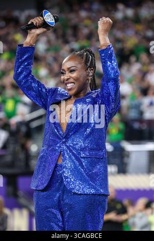 1er décembre 2023 : Selloane Nkhela réagit après avoir chanté l'hymne national avant le début du match du championnat de football PAC-12 avec les Ducks de l'Oregon et les Huskies de Washington au stade Allegiant de Las Vegas, Nevada. Christopher Trim/CSM. (Crédit image : © Christopher Trim/CSM via ZUMA Press Wire) Banque D'Images