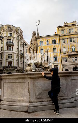 Style Liberty italien Palazzo della Borsa Nuova, anciennement Palazzo Dreher à Trieste, Italie avec des différences décoratives entre chaque étage. Banque D'Images