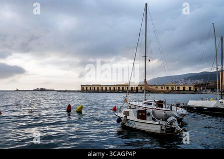 Bâtiment historique en bord de mer sur la baie de Trieste fait partie du Porto Vecchio ou Vieux Port de Trieste, en Italie. Banque D'Images