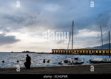 Bâtiment historique en bord de mer sur la baie de Trieste fait partie du Porto Vecchio ou Vieux Port de Trieste, en Italie. Banque D'Images