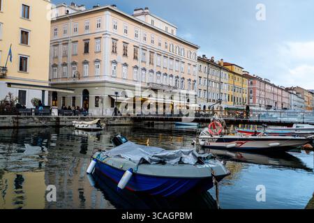 La grandeur et la formalité de l'architecture néoclassique de Casa Stratti à Trieste, Italie. Banque D'Images