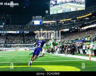 01 décembre 2023 Las Vegas, NV U.S.A. Oregon Tight End Terrance Ferguson (3) tente d'une main une passe lors du match de championnat de la conférence de football NCAA PAC 12 entre les Ducks de l'Oregon et les Huskies de Washington. Washington bat l'Oregon 34-31 au stade Allegiant. Thurman James / CSM (crédit image : © Thurman James/CSM via ZUMA Press Wire) Banque D'Images