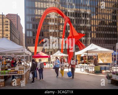 7 octobre 2019 : un marché fermier du samedi est juxtaposé à Flamingo, un stabile créé par l'artiste américain Alexander Calder sur la Federal Plaza devant le Kluczynski Federal Building à Chicago, Illinois (crédit image : © Spencer Grant/ZUMA Press Wire) Banque D'Images