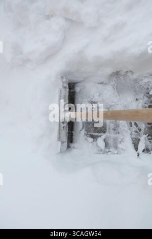Le chasse-neige est utilisé pour dégager un trottoir Banque D'Images