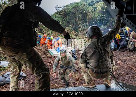23 septembre 2023, district d'Olaon, Panama : un hélicoptère CH-47 Chinook de l'armée américaine se prépare à charger le personnel d'urgence panaméen alors qu'il planait à quelques pieds au-dessus d'une zone d'atterrissage au sommet d'une montagne isolée de la jungle, le 23 septembre 2023, dans le district d'Olaon, Panama. Les forces américaines ont aidé à la recherche et à la récupération d'un hélicoptère Servicio Nacional Aeronaval Leonardo AW-139 écrasé qui s'est écrasé tuant tous les trois à bord. (Crédit image : © Ssgt. Samuel Pineda/U.S. Air/Planet Pix via ZUMA Press Wire) Banque D'Images