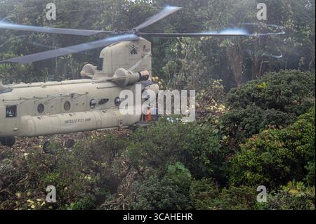 23 septembre 2023, district d'Olaon, Panama : un hélicoptère CH-47 Chinook de l'armée américaine plane à quelques pieds au-dessus d'une zone d'atterrissage au sommet d'une montagne isolée de la jungle alors que le personnel d'urgence panaméen charge de l'équipement, 23 septembre 2023, dans le district d'Olaon, Panama. Les forces américaines ont aidé à la recherche et à la récupération d'un hélicoptère Servicio Nacional Aeronaval Leonardo AW-139 écrasé qui s'est écrasé tuant tous les trois à bord. (Crédit image : © Tsgt. Duncan McElroy/États-Unis Air/Planet Pix via ZUMA Press Wire) Banque D'Images