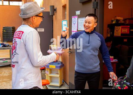 10 février 2020 : un prêtre vietnamien-américain vérifie le numéro de membre d'un client dans le garde-manger caritatif d'une église catholique de Californie du Sud. (Crédit image : © Spencer Grant/ZUMA Press Wire) Banque D'Images